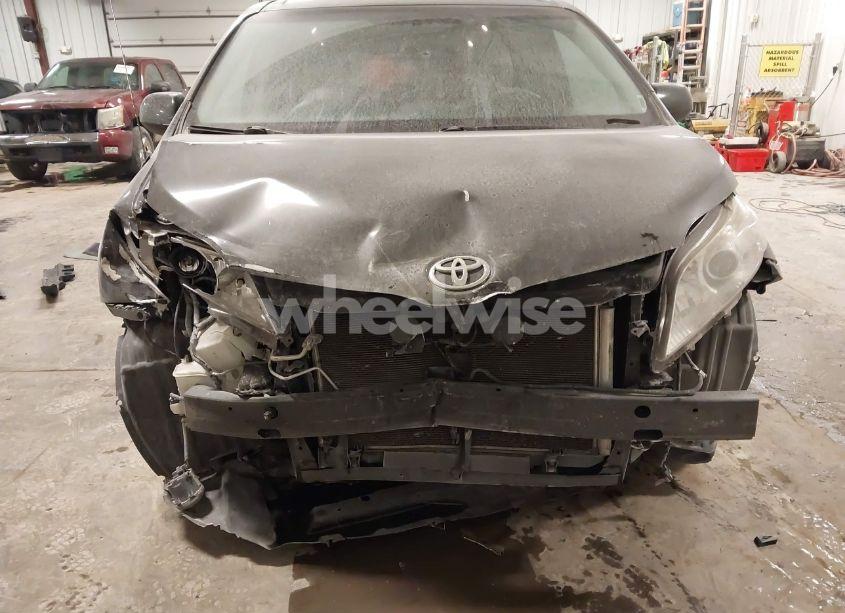 Photo 13 of 2014 Toyota Sienna XLE V6 8 PASSENGER (VIN 5TDYK3DC4ES479210)