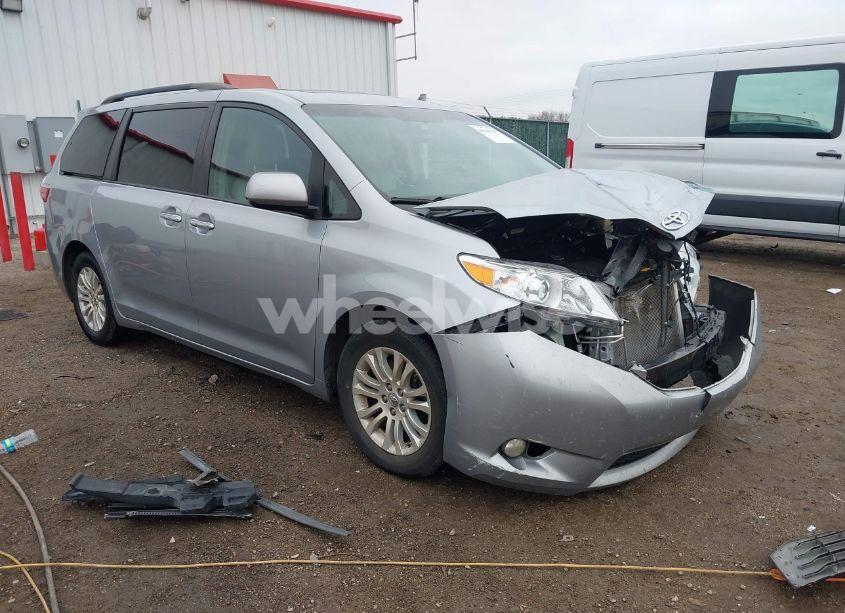 2015 Toyota Sienna XLE 8 PASSENGER (VIN 5TDYK3DC4FS539519) main photo