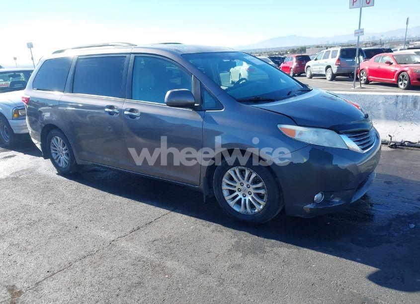 2015 Toyota Sienna XLE 8 PASSENGER (VIN 5TDYK3DC4FS576442) main photo