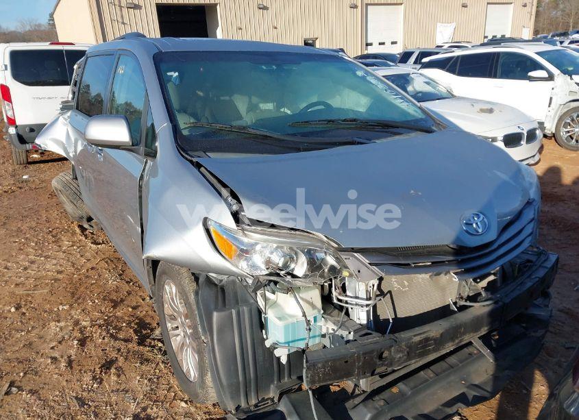 2015 Toyota Sienna XLE 8 PASSENGER (VIN 5TDYK3DC4FS628667) main photo