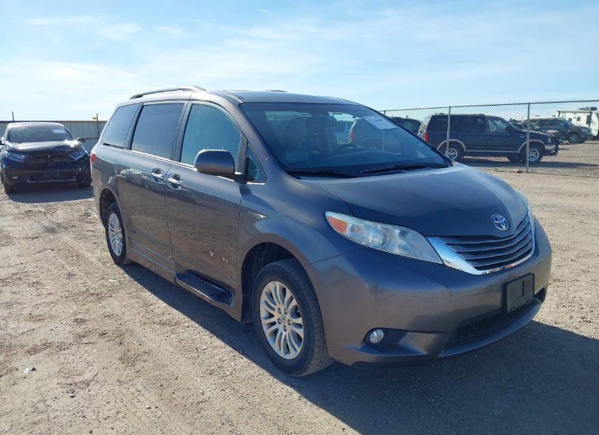 2015 Toyota Sienna XLE/LIMITED (VIN 5TDYK3DC4FS653875) main photo