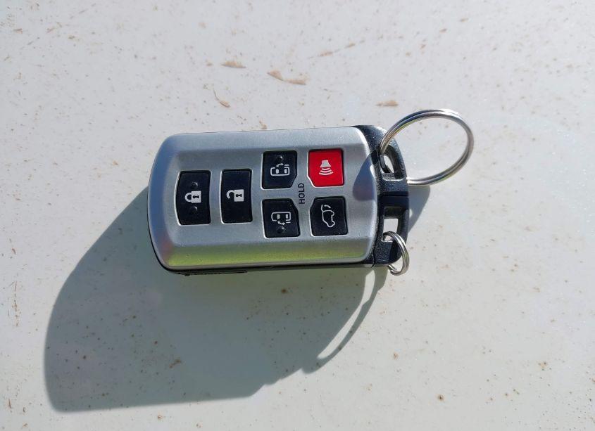 Photo 11 of 2015 Toyota Sienna XLE/LIMITED (VIN 5TDYK3DC4FS653875)