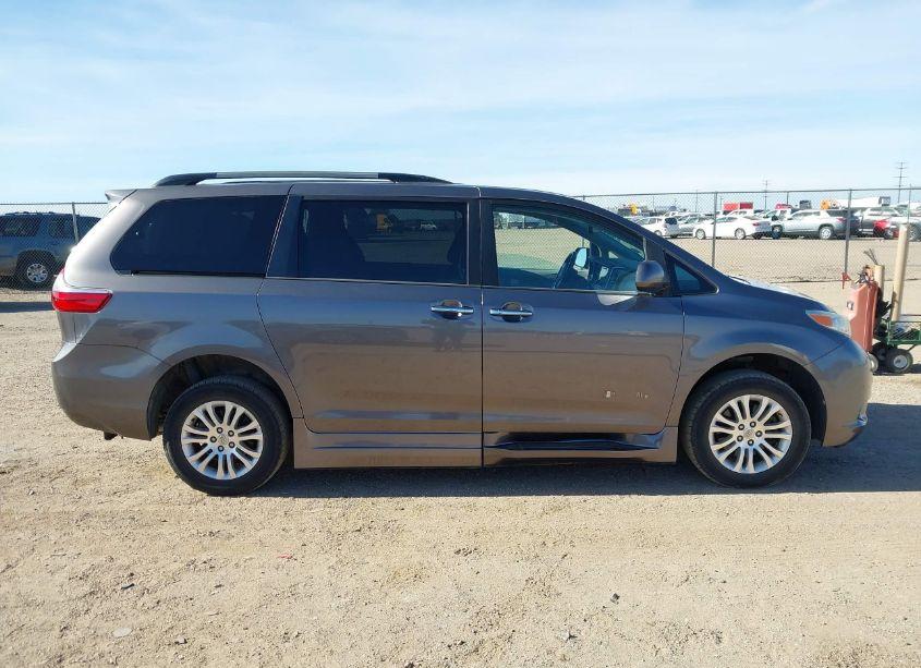 Photo 13 of 2015 Toyota Sienna XLE/LIMITED (VIN 5TDYK3DC4FS653875)