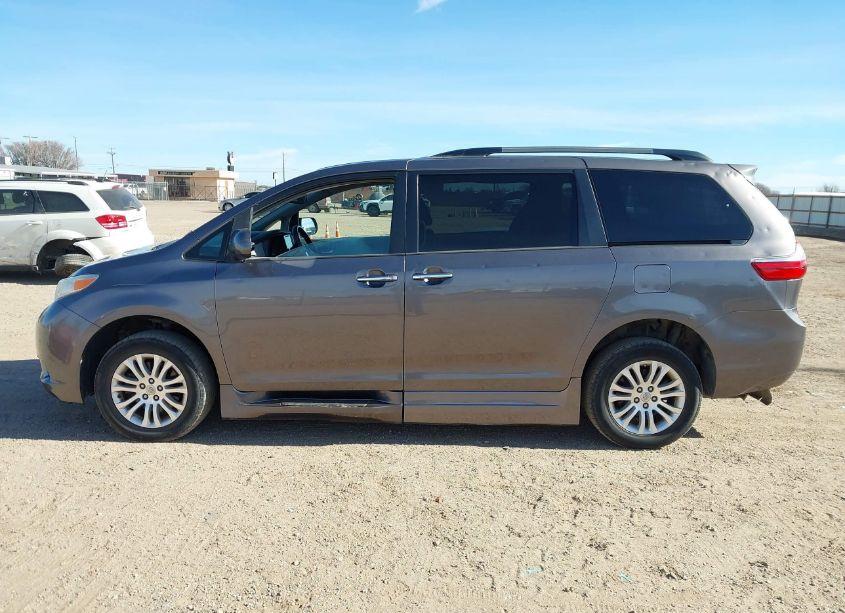 Photo 14 of 2015 Toyota Sienna XLE/LIMITED (VIN 5TDYK3DC4FS653875)