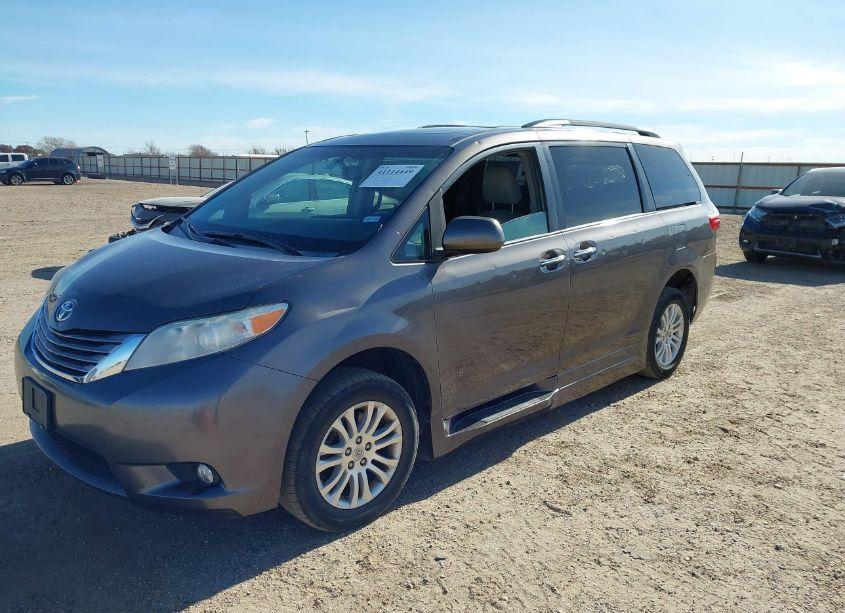 Photo 2 of 2015 Toyota Sienna XLE/LIMITED (VIN 5TDYK3DC4FS653875)