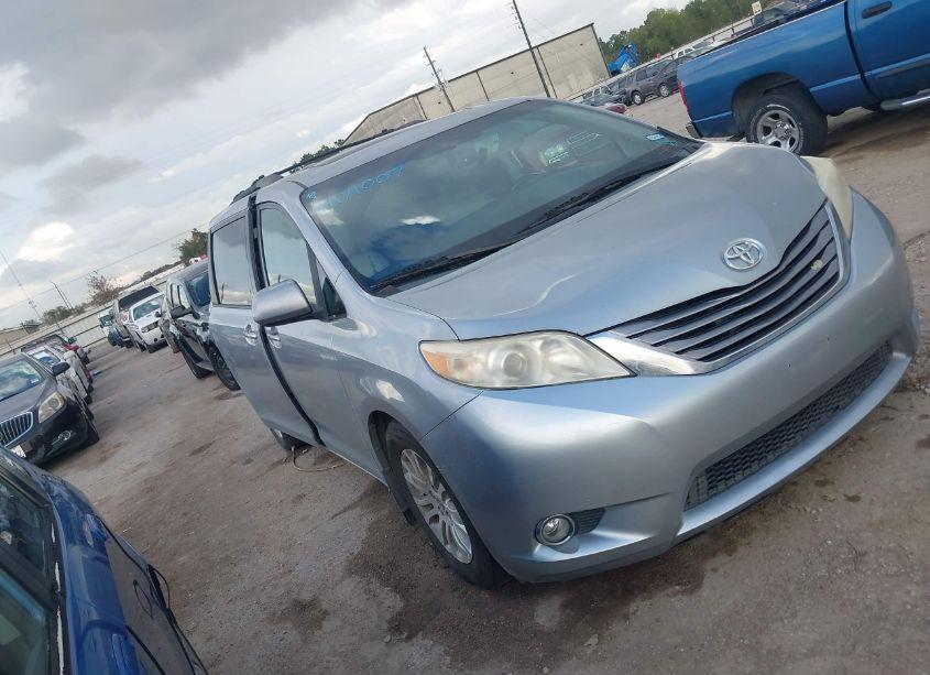 2016 Toyota Sienna XLE 8 PASSENGER (VIN 5TDYK3DC4GS702266) main photo