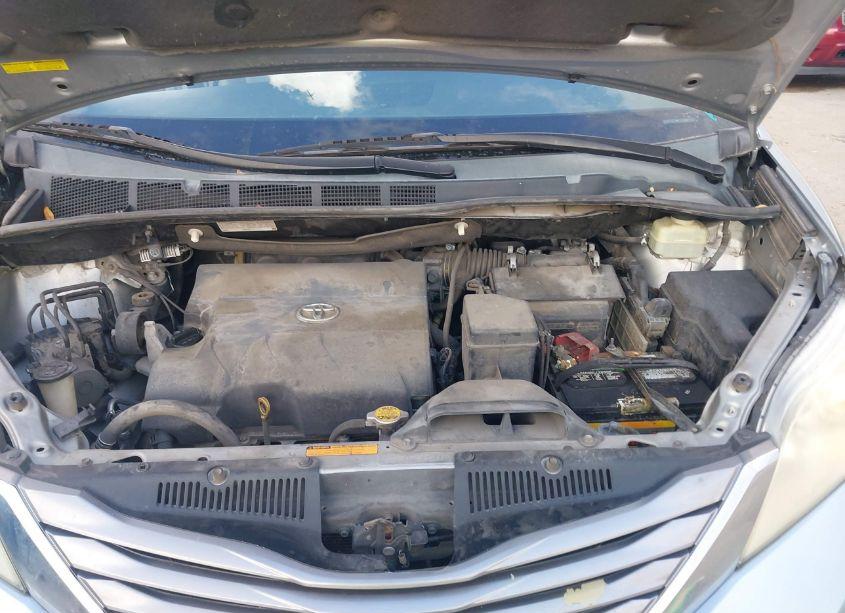 Photo 10 of 2016 Toyota Sienna XLE 8 PASSENGER (VIN 5TDYK3DC4GS702266)