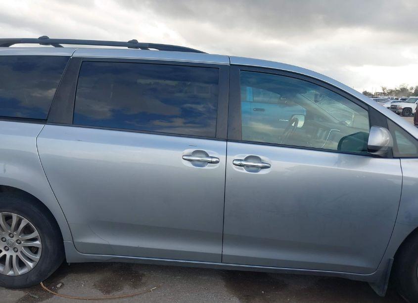 Photo 13 of 2016 Toyota Sienna XLE 8 PASSENGER (VIN 5TDYK3DC4GS702266)