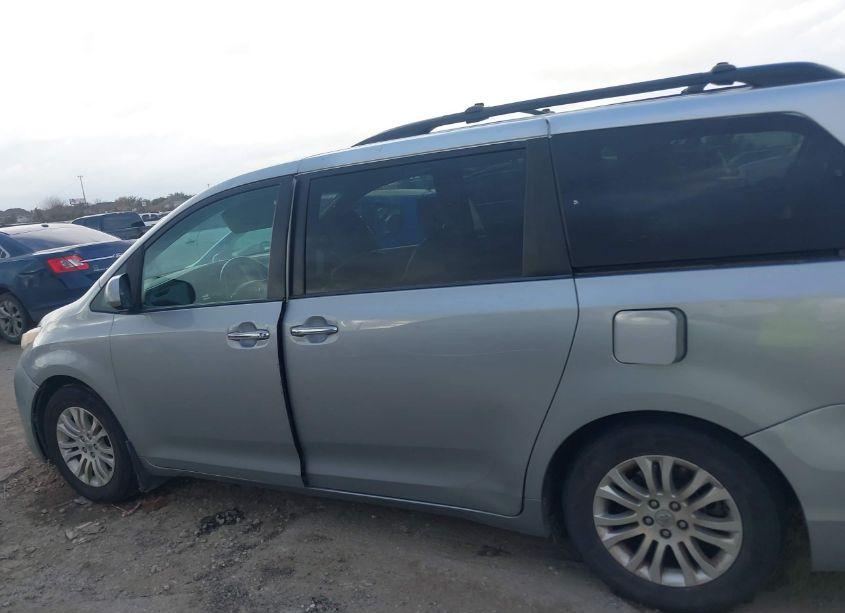 Photo 14 of 2016 Toyota Sienna XLE 8 PASSENGER (VIN 5TDYK3DC4GS702266)