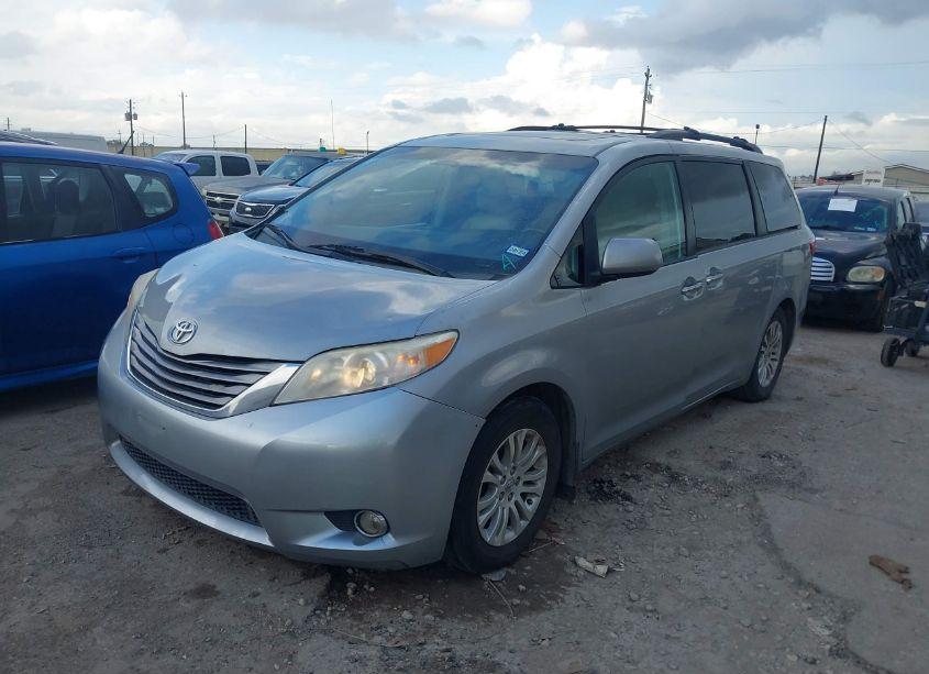 Photo 2 of 2016 Toyota Sienna XLE 8 PASSENGER (VIN 5TDYK3DC4GS702266)
