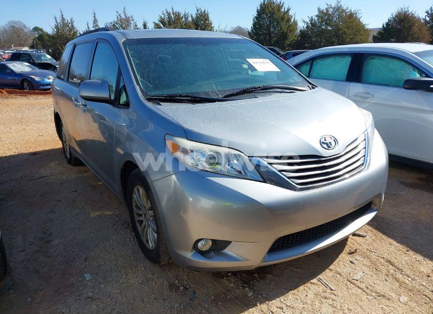 2016 Toyota Sienna XLE PREMIUM 8 PASSENGER (VIN 5TDYK3DC4GS739785) main photo