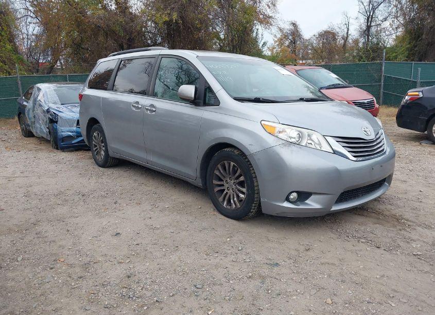 2016 Toyota Sienna XLE/LIMITED (VIN 5TDYK3DC4GS759535) main photo