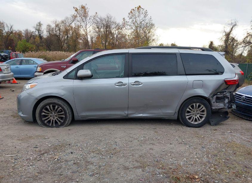 Photo 14 of 2016 Toyota Sienna XLE/LIMITED (VIN 5TDYK3DC4GS759535)
