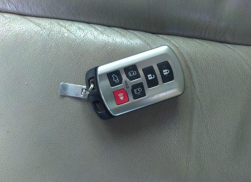 Photo 11 of 2011 Toyota Sienna XLE V6 (VIN 5TDYK3DC5BS066840)