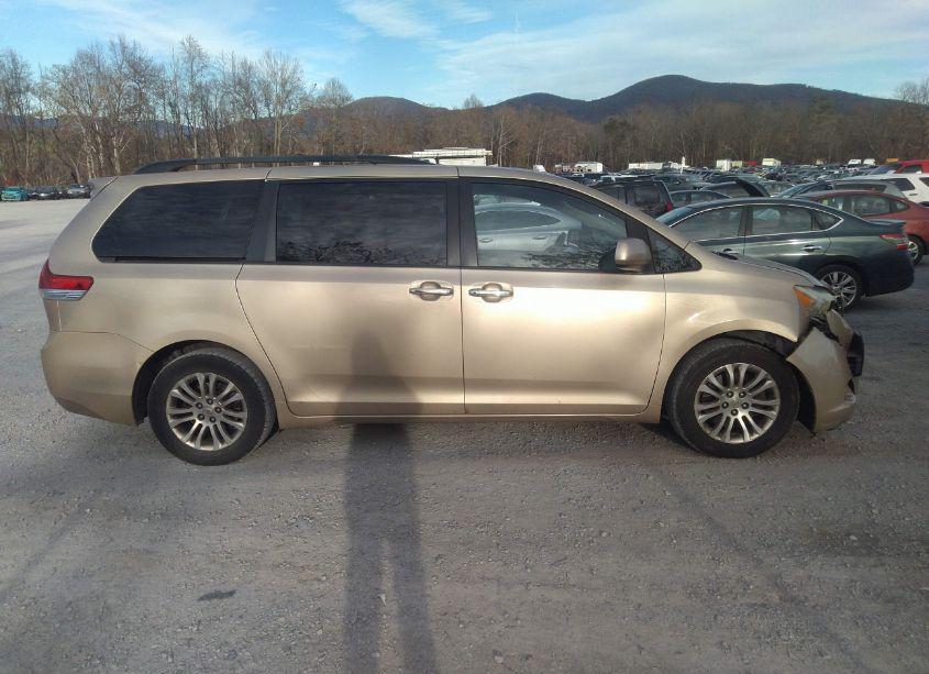 Photo 13 of 2011 Toyota Sienna XLE V6 (VIN 5TDYK3DC5BS066840)