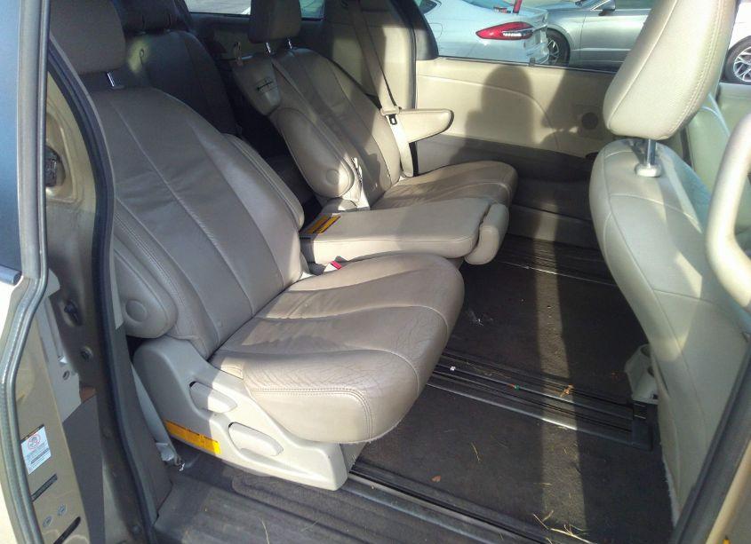 Photo 8 of 2011 Toyota Sienna XLE V6 (VIN 5TDYK3DC5BS066840)