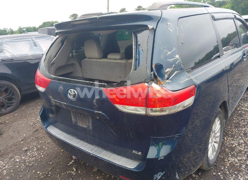 Photo 6 of 2011 Toyota Sienna XLE V6 (VIN 5TDYK3DC5BS090992)