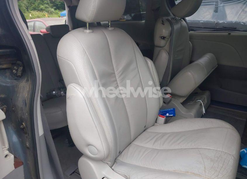 Photo 8 of 2011 Toyota Sienna XLE V6 (VIN 5TDYK3DC5BS090992)