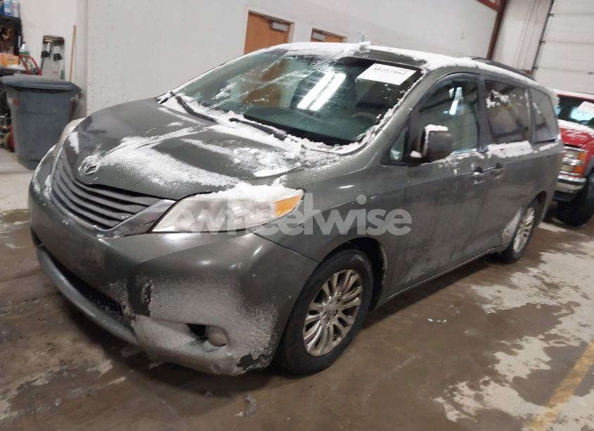 Photo 2 of 2013 Toyota Sienna XLE V6 8 PASSENGER (VIN 5TDYK3DC5DS307590)