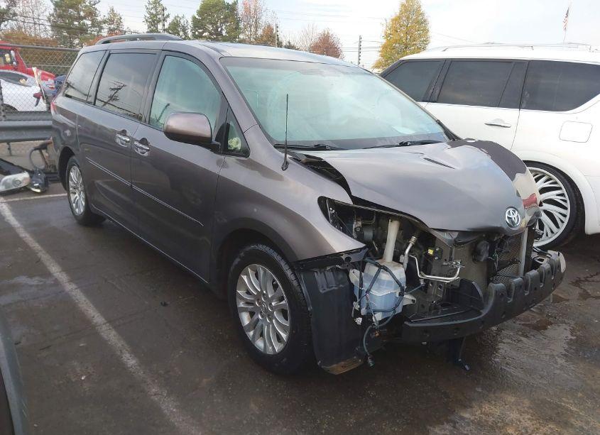 2013 Toyota Sienna XLE/LIMITED (VIN 5TDYK3DC5DS347040) main photo