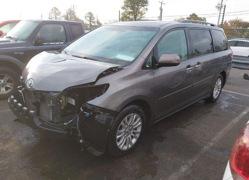 Photo 2 of 2013 Toyota Sienna XLE/LIMITED (VIN 5TDYK3DC5DS347040)