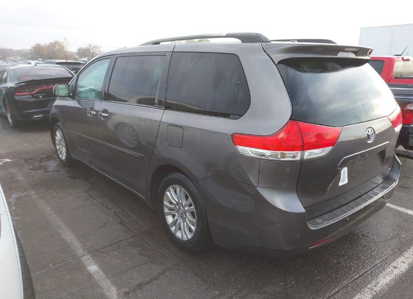 Photo 3 of 2013 Toyota Sienna XLE/LIMITED (VIN 5TDYK3DC5DS347040)