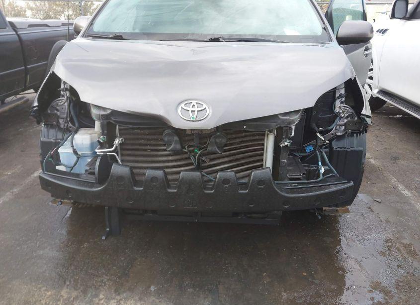 Photo 6 of 2013 Toyota Sienna XLE/LIMITED (VIN 5TDYK3DC5DS347040)