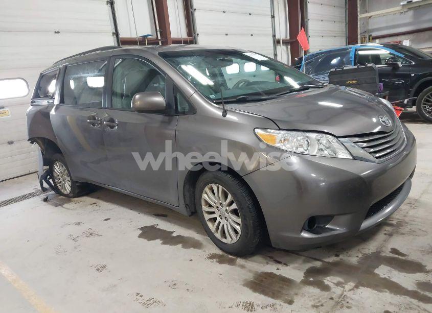 2013 Toyota Sienna XLE V6 8 PASSENGER (VIN 5TDYK3DC5DS355798) main photo