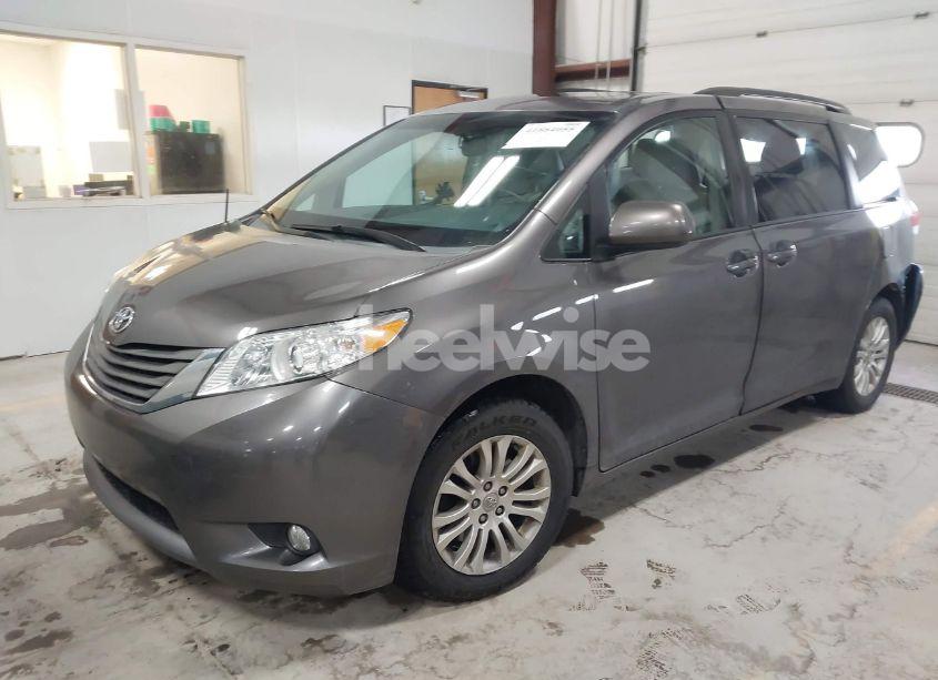 Photo 2 of 2013 Toyota Sienna XLE V6 8 PASSENGER (VIN 5TDYK3DC5DS355798)