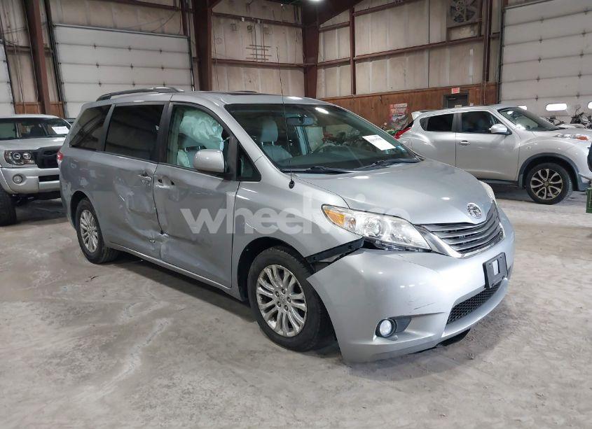 2013 Toyota Sienna XLE V6 8 PASSENGER (VIN 5TDYK3DC5DS363822) main photo
