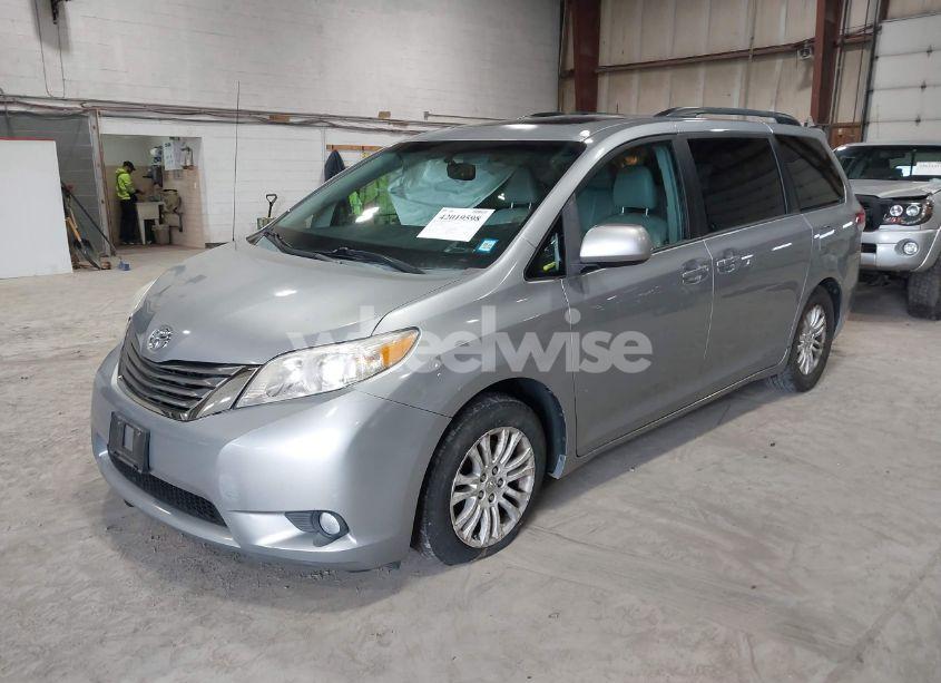 Photo 2 of 2013 Toyota Sienna XLE V6 8 PASSENGER (VIN 5TDYK3DC5DS363822)