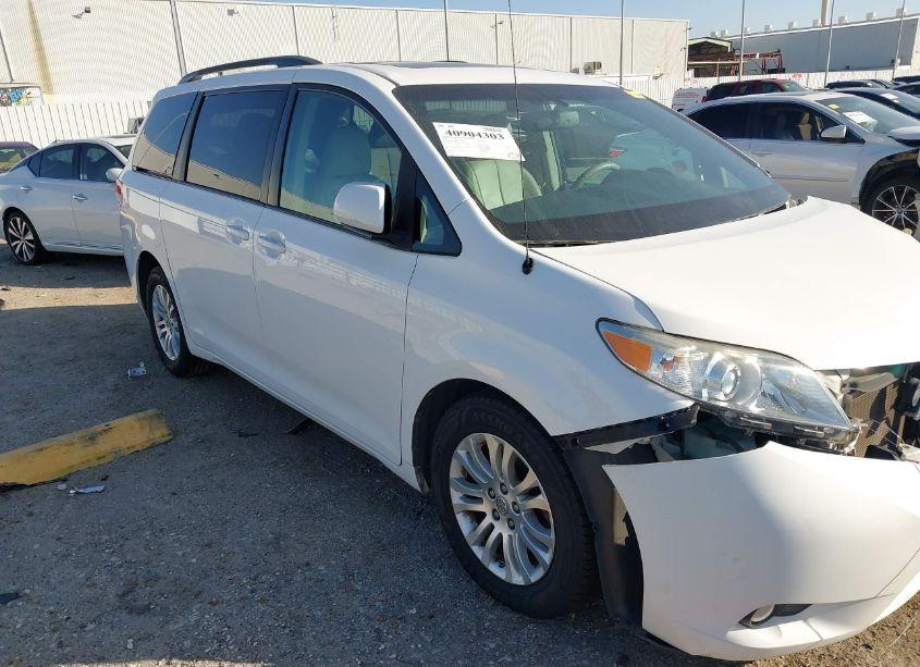 2013 Toyota Sienna XLE V6 8 PASSENGER (VIN 5TDYK3DC5DS380183) main photo