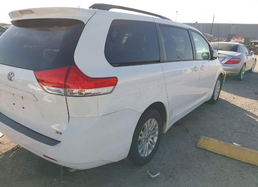 Photo 4 of 2013 Toyota Sienna XLE V6 8 PASSENGER (VIN 5TDYK3DC5DS380183)