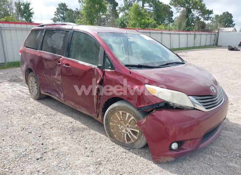 2013 Toyota Sienna XLE V6 8 PASSENGER (VIN 5TDYK3DC5DS380894) main photo