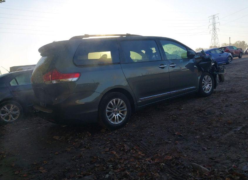 Photo 4 of 2014 Toyota Sienna XLE V6 8 PASSENGER (VIN 5TDYK3DC5ES488739)