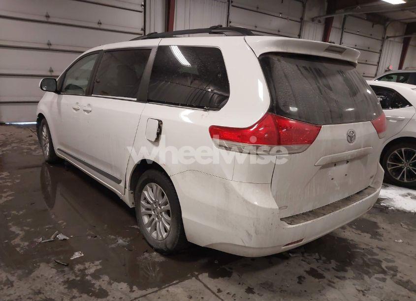 Photo 3 of 2014 Toyota Sienna XLE V6 8 PASSENGER (VIN 5TDYK3DC5ES521772)