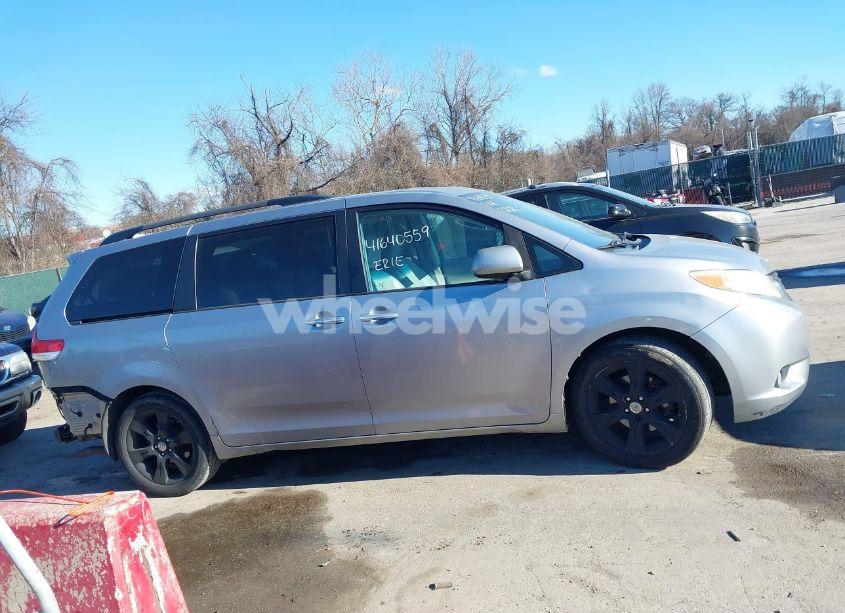 Photo 13 of 2011 Toyota Sienna XLE V6 (VIN 5TDYK3DC6BS004363)