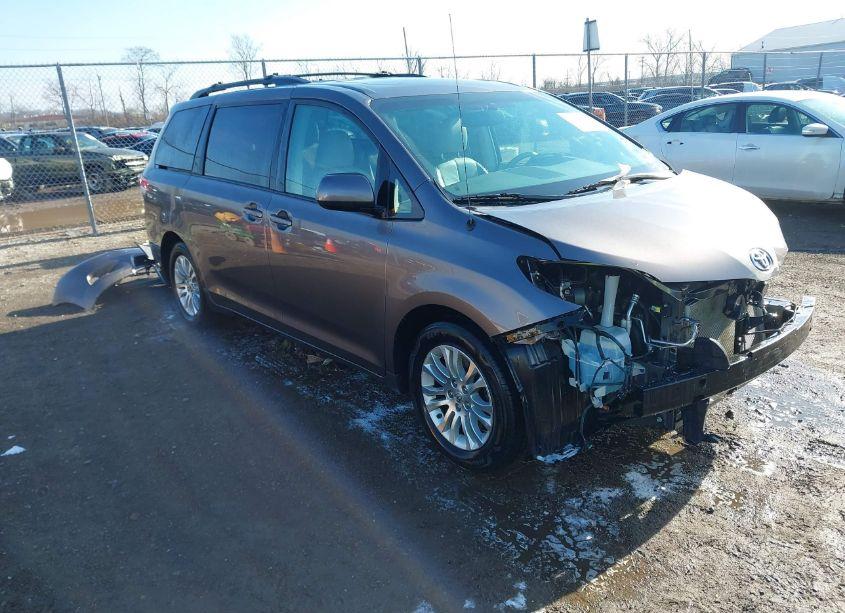 2011 Toyota Sienna XLE V6 (VIN 5TDYK3DC6BS035547) main photo