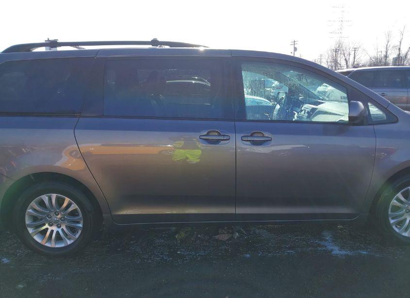 Photo 14 of 2011 Toyota Sienna XLE V6 (VIN 5TDYK3DC6BS035547)