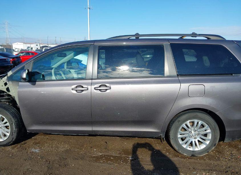 Photo 15 of 2011 Toyota Sienna XLE V6 (VIN 5TDYK3DC6BS035547)