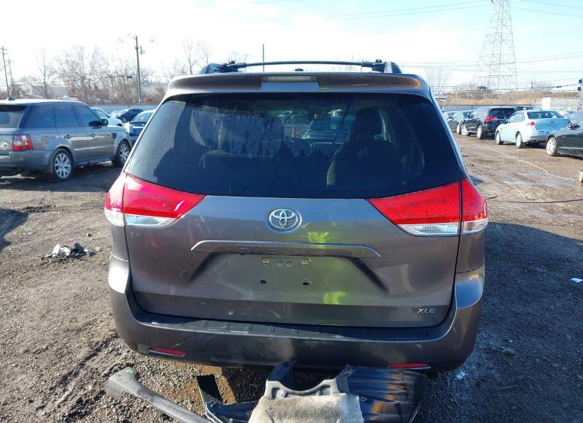 Photo 17 of 2011 Toyota Sienna XLE V6 (VIN 5TDYK3DC6BS035547)