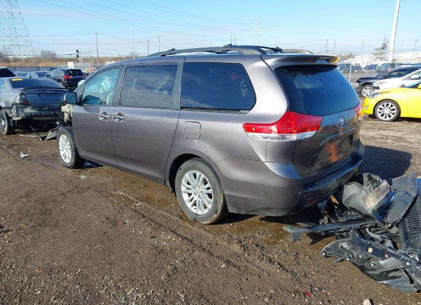 Photo 3 of 2011 Toyota Sienna XLE V6 (VIN 5TDYK3DC6BS035547)