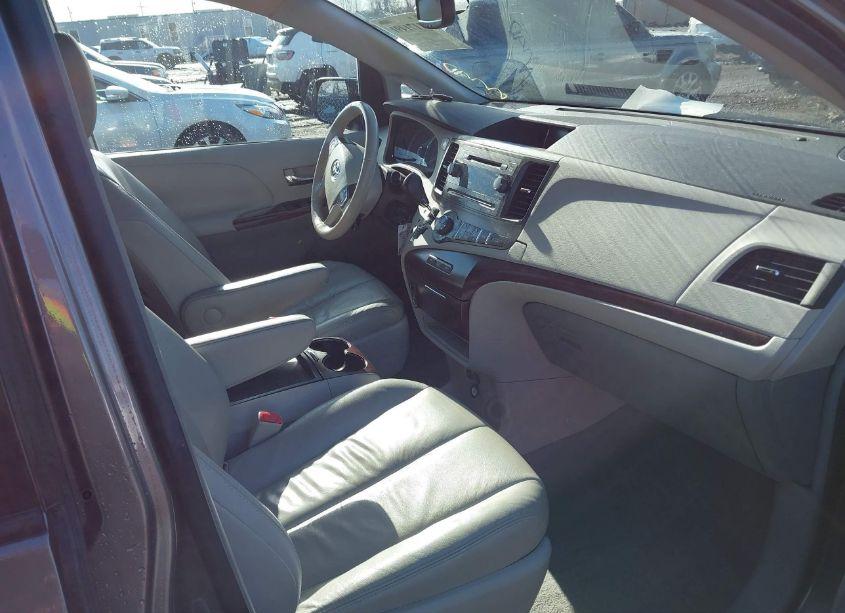Photo 5 of 2011 Toyota Sienna XLE V6 (VIN 5TDYK3DC6BS035547)