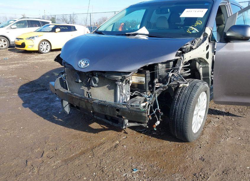 Photo 6 of 2011 Toyota Sienna XLE V6 (VIN 5TDYK3DC6BS035547)