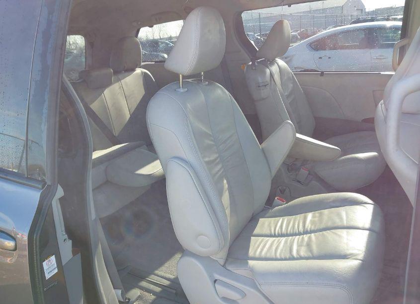 Photo 8 of 2011 Toyota Sienna XLE V6 (VIN 5TDYK3DC6BS035547)