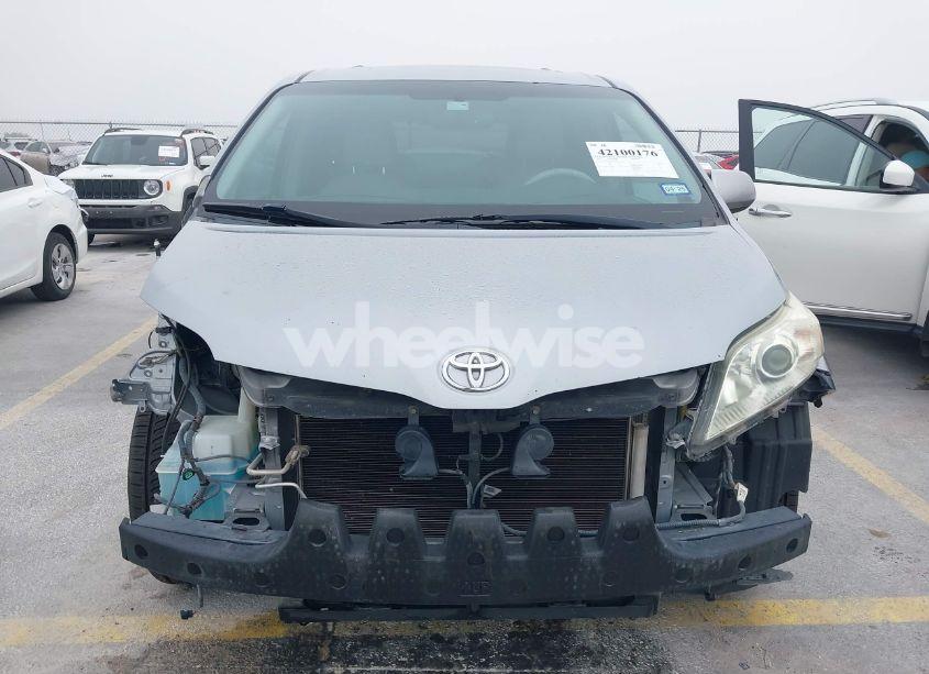 Photo 13 of 2011 Toyota Sienna XLE V6 (VIN 5TDYK3DC6BS134997)