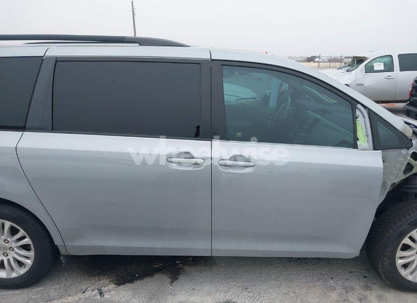 Photo 14 of 2011 Toyota Sienna XLE V6 (VIN 5TDYK3DC6BS134997)