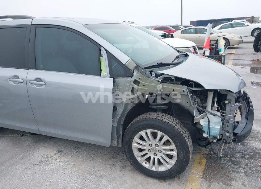 Photo 18 of 2011 Toyota Sienna XLE V6 (VIN 5TDYK3DC6BS134997)