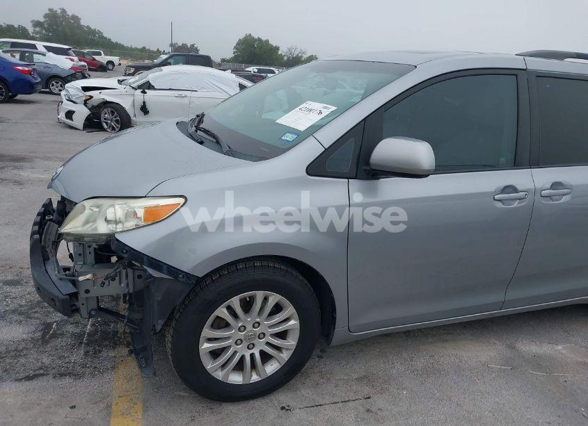 Photo 19 of 2011 Toyota Sienna XLE V6 (VIN 5TDYK3DC6BS134997)