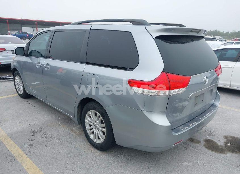 Photo 3 of 2011 Toyota Sienna XLE V6 (VIN 5TDYK3DC6BS134997)